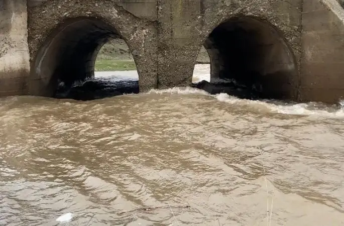Ağrı’da kar suyu dereleri coşturdu
