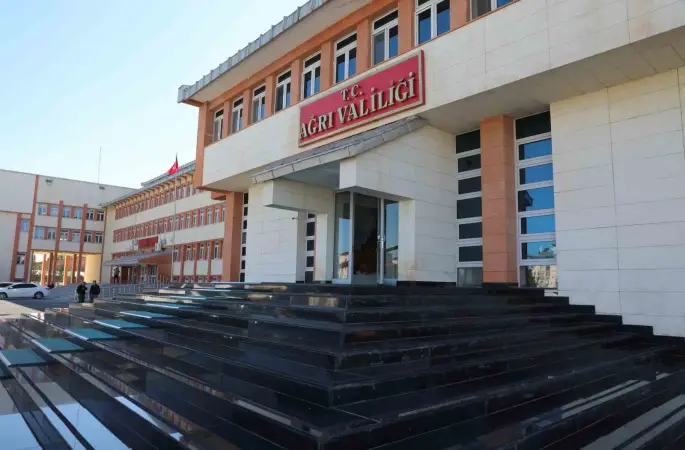 Ağrı’da kar yağışı nedeniyle köy okulları ve taşımalı eğitime ara
