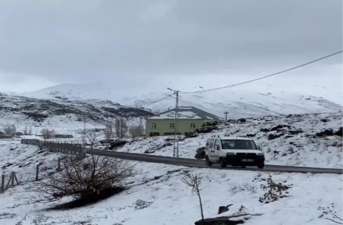 Ağrı’da Nisan ayında kar sürprizi
