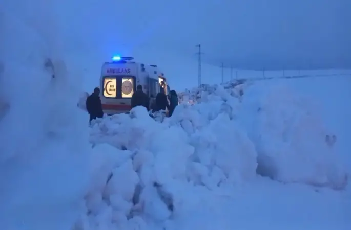 Ağrı’da nisan karı yolu kapattı: Hasta kurtarmaya giden ambulansa ekipler yetişti
