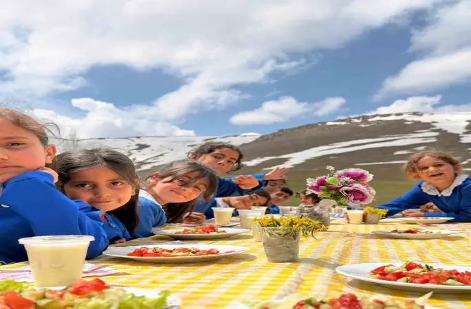 Ağrı’da öğrenciler baharı mangalla karşıladı
