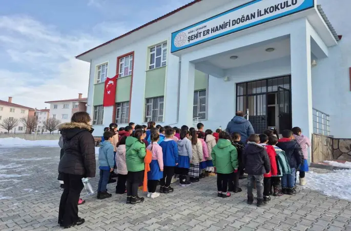 Ağrı’da okullarda 6 Şubat depremleri için saygı duruşu
