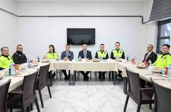 Ağrı’da Vali Bozkurt, trafik polisleriyle iftarda bir araya geldi
