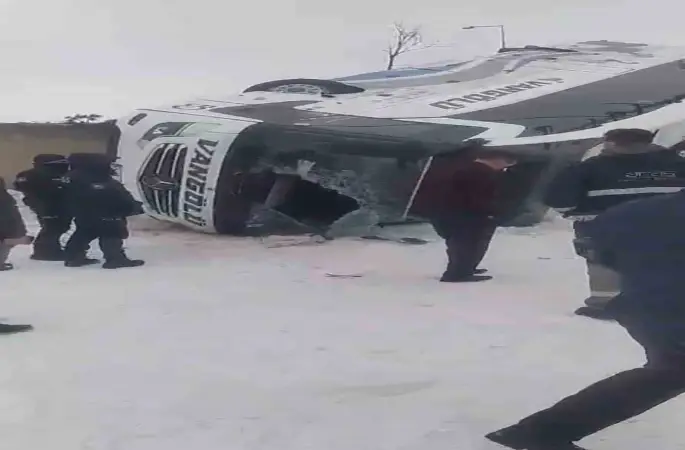 Ağrı’da yolcu otobüsü devrildi: 16 yaralı
