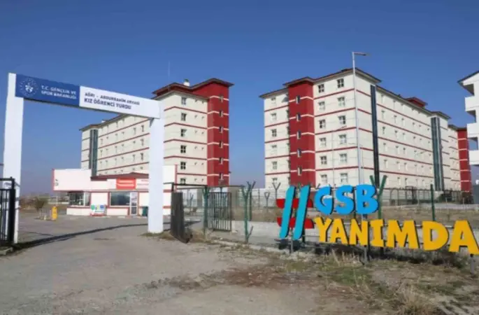 Ağrı’da yurtta tahliye edilen binadaki kokunun nedeni biber gazı çıktı
