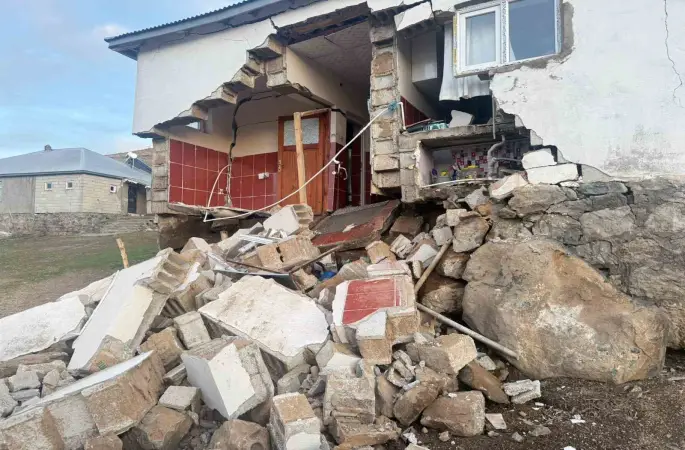 Ağrı’daki depremde köylerde bazı yapılarda hasar meydana geldi
