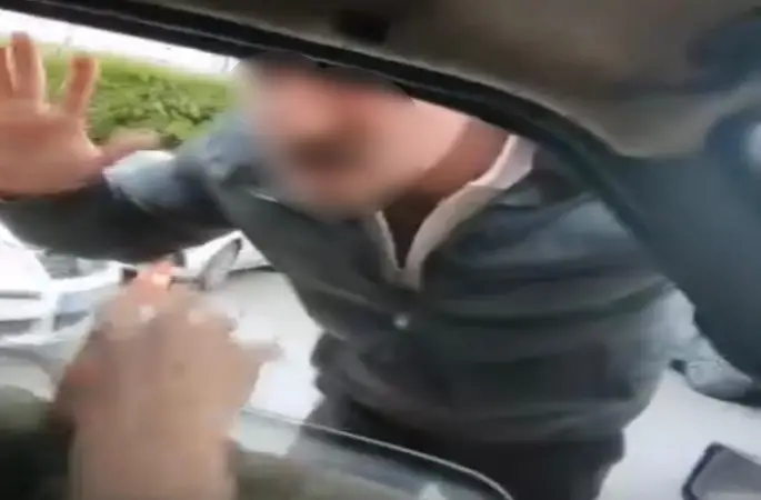 Ailesinin yanında saldırıya uğrayan sürücünün o anları kamerada
