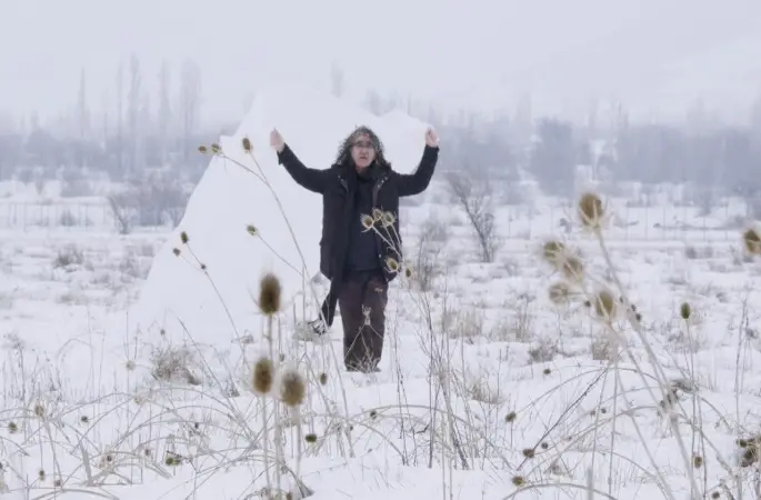 Akademisyenden doğa ve hafıza temalı performans
