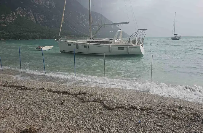 Akbük’te şiddetli fırtına ve sağanak hayatı olumsuz etkiledi
