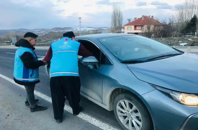 Akdağmadeni’nde yolculara ‘iftara 5 kala’ sürprizi
