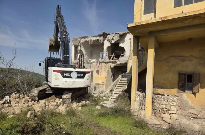 Akdeniz’de metruk binalar bir bir yıkılıyor
