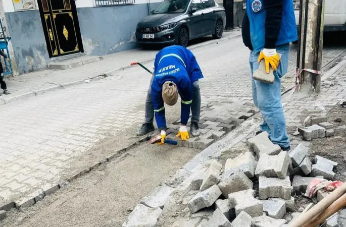 Akdeniz’de yol ve kaldırımlar yenileniyor
