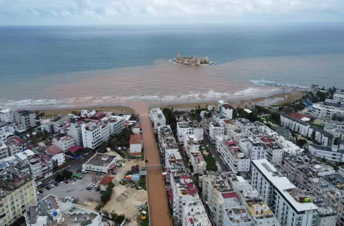 Akdeniz’e akan sel suları Kızkalesi çevresini kahverengiye bürüdü
