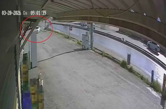 Akıl almaz kaza: Otomobil prefabrik iş yerlerinin içinden geçti
