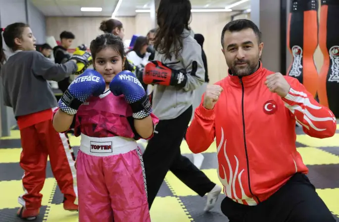 Akran zorbalığından korumak istediği kızını şampiyon yaptı
