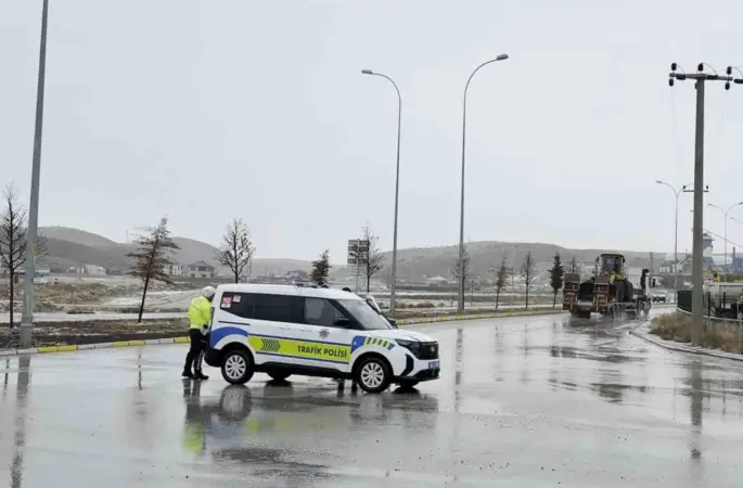 Aksaray’da Ortaköy yolu yoğun kar yağışı nedeniyle ulaşıma kapatıldı
