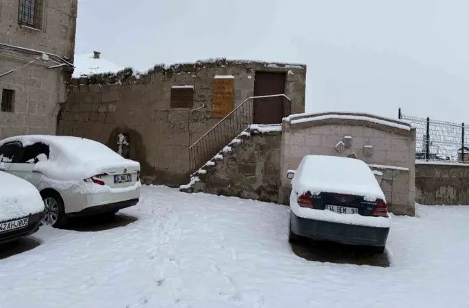 Aksaray’ın Güzelyurt ilçesi, çiçek açmış meyve ağaçları ve yağan karla ilçe beyaza büründü
