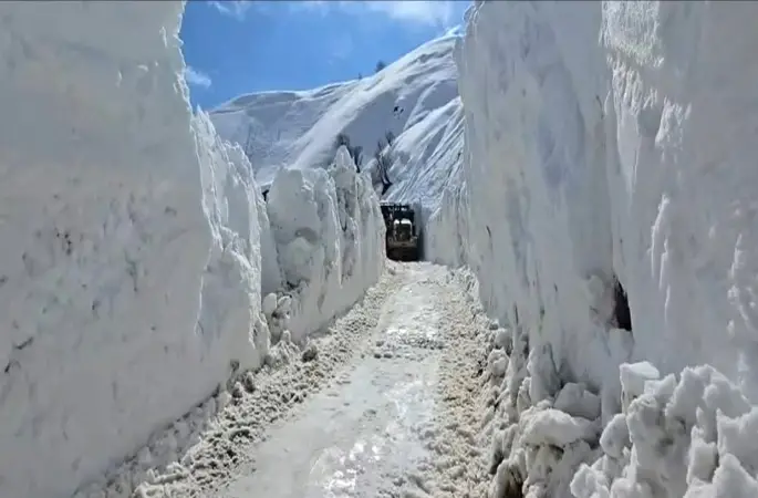 Aktoprak yolundaki çığ temizlendi
