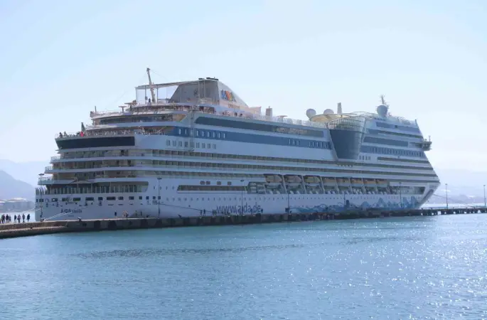 Alanya’ya lüks kruvaziyer ile 2 bin turist geldi
