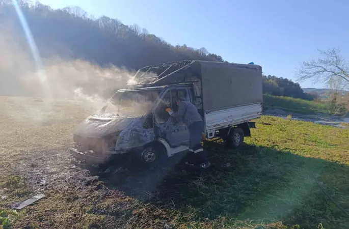 Alaplı’da seyir halindeki kamyonet yandı
