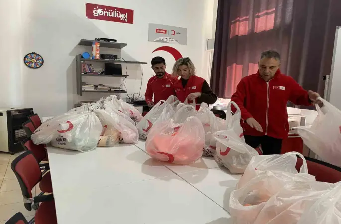 Alaşehir’de Kızılay’dan çocuklara bayram hediyesi
