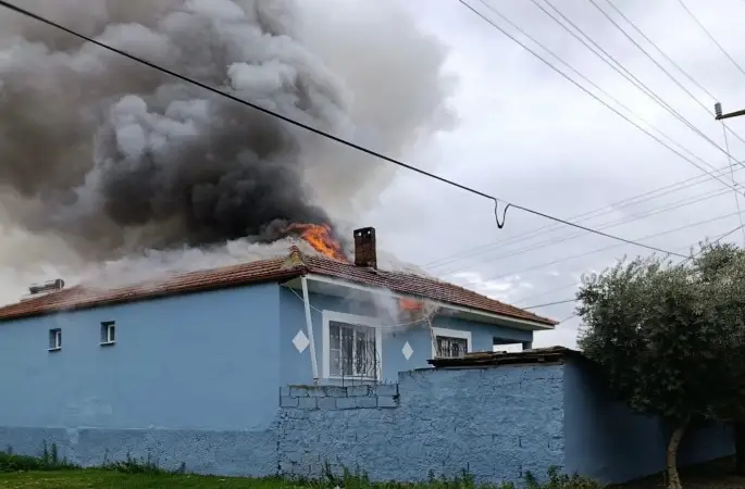 Alaşehir’de korkutan ev yangını
