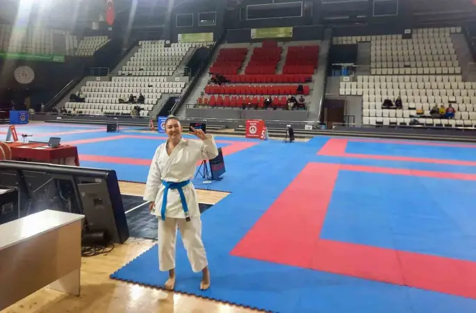Aliağa Belediyesi Karate Antrenörü Nezahat Ayhan Türkiye şampiyonu oldu
