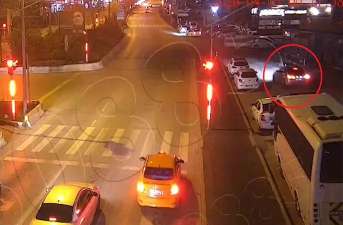 Alkollü sürücü trafiği altüst etti, gözaltına alınırken de 3 polisi yaraladı
