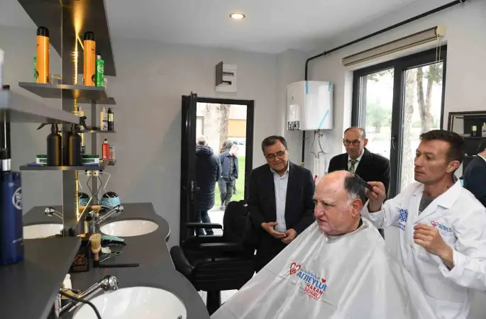 Altıeylül Belediyesi’nden emeklilere "Halk Berberi" hizmeti
