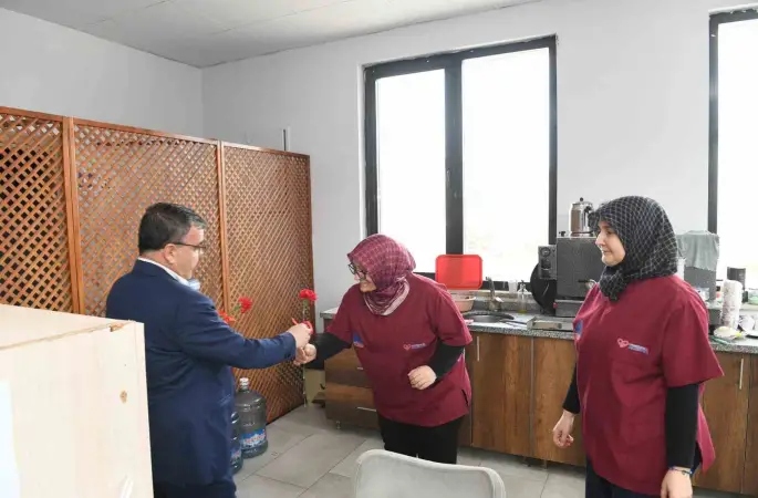 Altıeylül’ de kadın emeğine karanfilli kutlama
