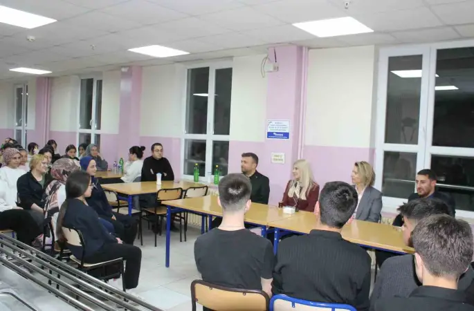 Altıntaş Kaymakamı Ayşegül Yıldırım öğrencilerle iftarda buluştu
