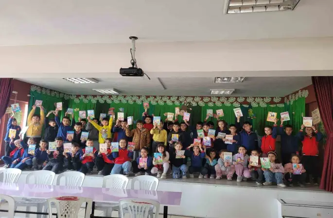Altıntaş’ta "Okuyan Nesil" projesinde anlamlı etkinlik: Öğrenciler kitap hediyeleşti
