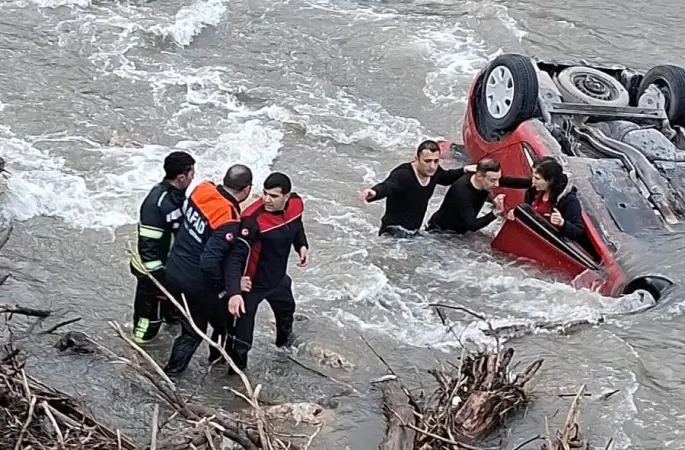 Amasya’da otomobil köprüden Yeşilırmak Nehri’ne uçtu: Anne-kızı ekipler kurtardı
