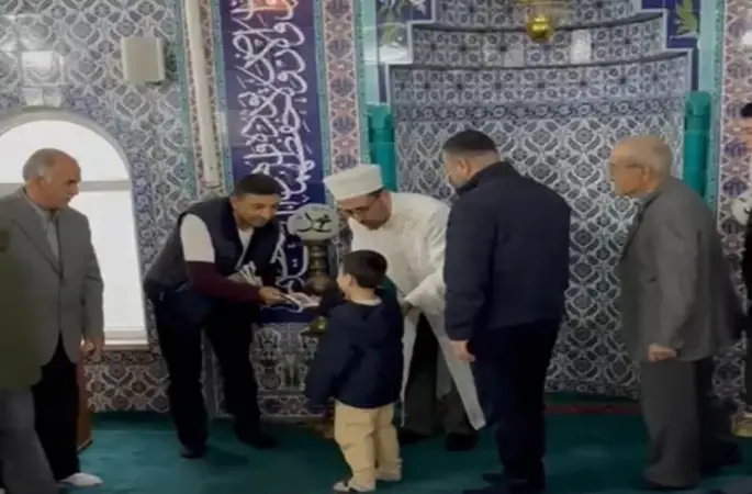 Anamur’da bayram namazı sonrası çocuklara harçlık dağıtıldı
