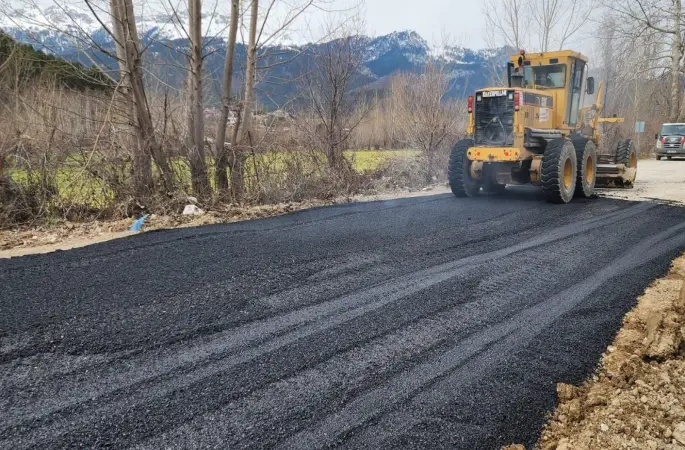 Andırın’da yoğun yağışlar nedeniyle bozulan yola sıcak asfaltla tamir
