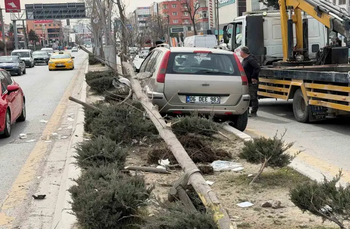 Ankara’da bir araç, yayalara çarptı: 1’i ağır, 2 yaralı
