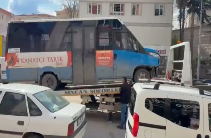 Ankara’da minibüs kamyonetle çarpıştı: 5 yaralı
