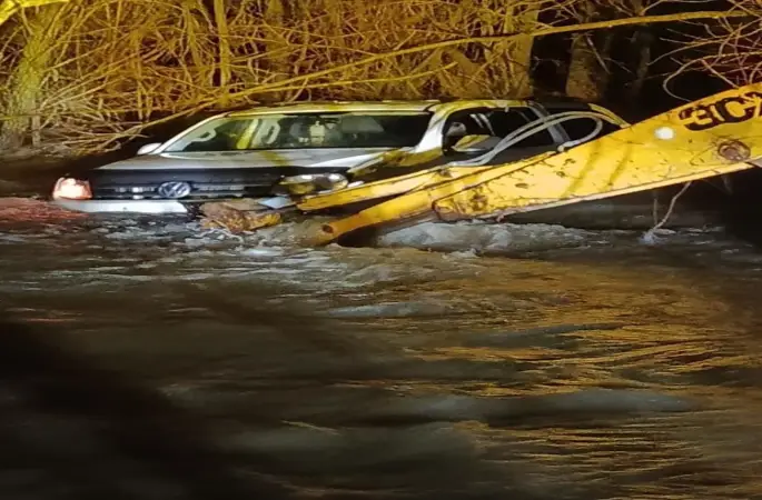 Ankara’da suya kapılan araç yaklaşık 150 metre sürüklendi
