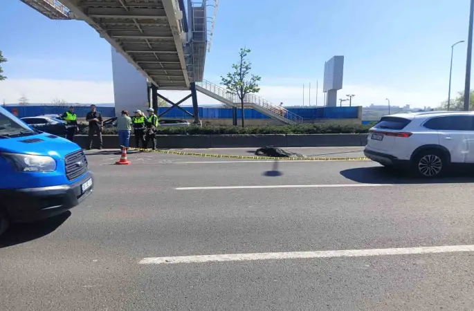 Ankara’da üst geçitten düşen işçiyi otomobil ezdi
