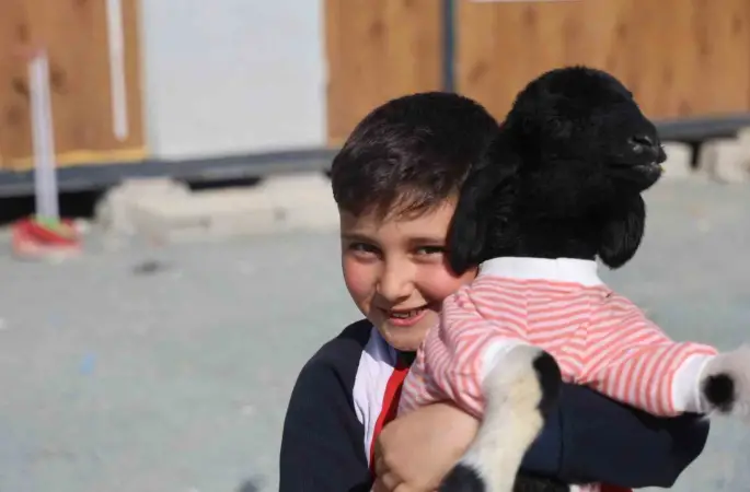 Annesi doğumda telef olan ’Boncuk’ kuzu, elbisesi ve biberonuyla ilgi odağı oldu
