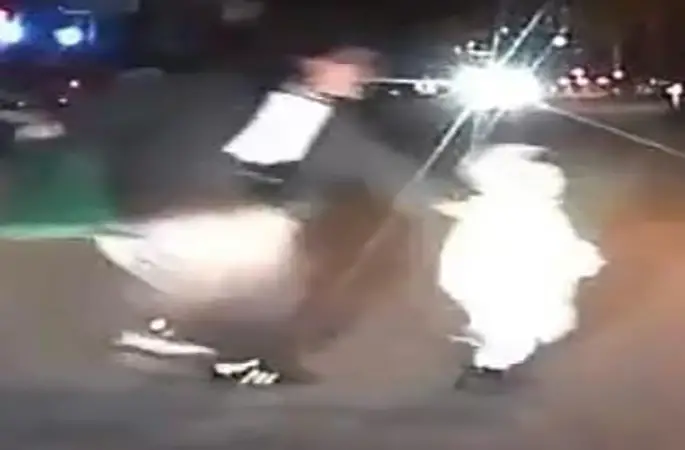 Annesinin elinden kaçıp yola koşan çocuk kazadan kurtuldu
