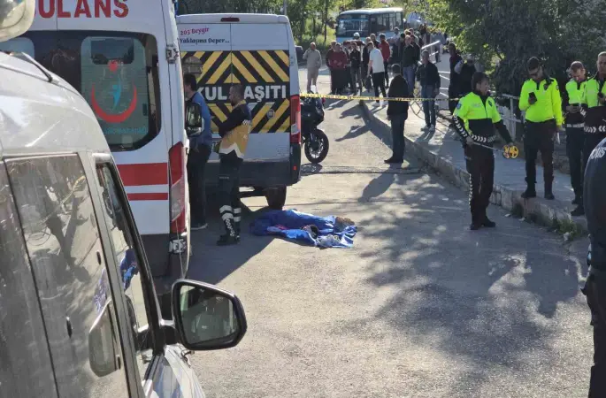 Annesinin elinden kurtulup yola fırlayan 3 yaşındaki Aybars servis aracının altında can verdi
