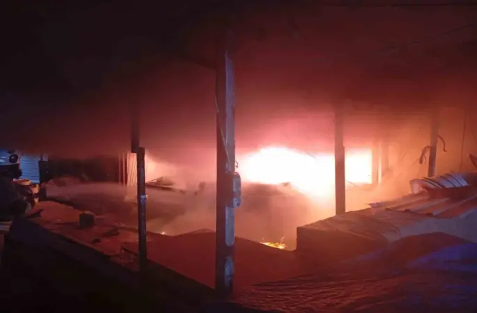 Antakya’da iş yeri alevlere teslim oldu
