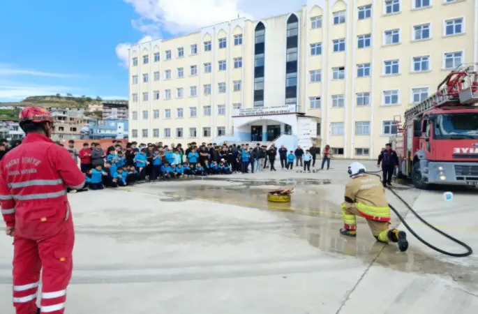 Antakya’da öğrencilere yangın eğitimi verildi
