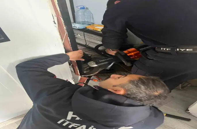 Antakya’da profil demirine sıkışan kuş kurtarıldı
