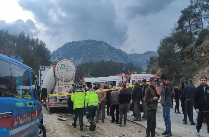 Antalya-Isparta karayolunda işçileri taşıyan minibüs ile beton mikseri çarpıştı: 7 ölü, 7 yaralı
