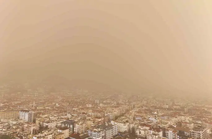Antalya semaları kahverengiye büründü Sahra Çölü üzerinden gelen toz taşınımı çamur olup yağdı
