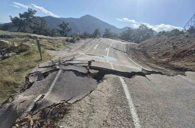 Antalya’da 3 mahallenin ulaşımını sağlayan yol çöktü
