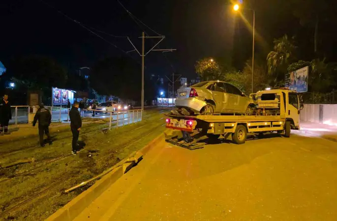 Antalya’da alkollü sürücü tramvay durağına daldı
