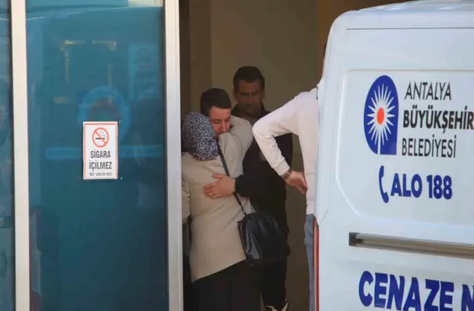 Antalya’da bariyerlere çarpan motosikletli hayatını kaybetti
